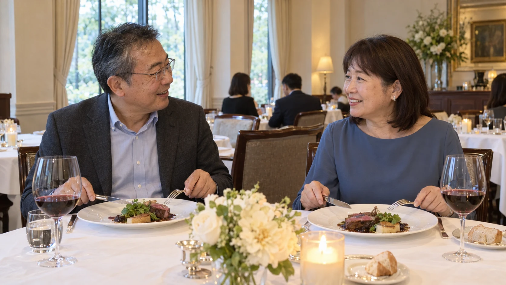 夫婦で料理と会話を楽しむ様子
